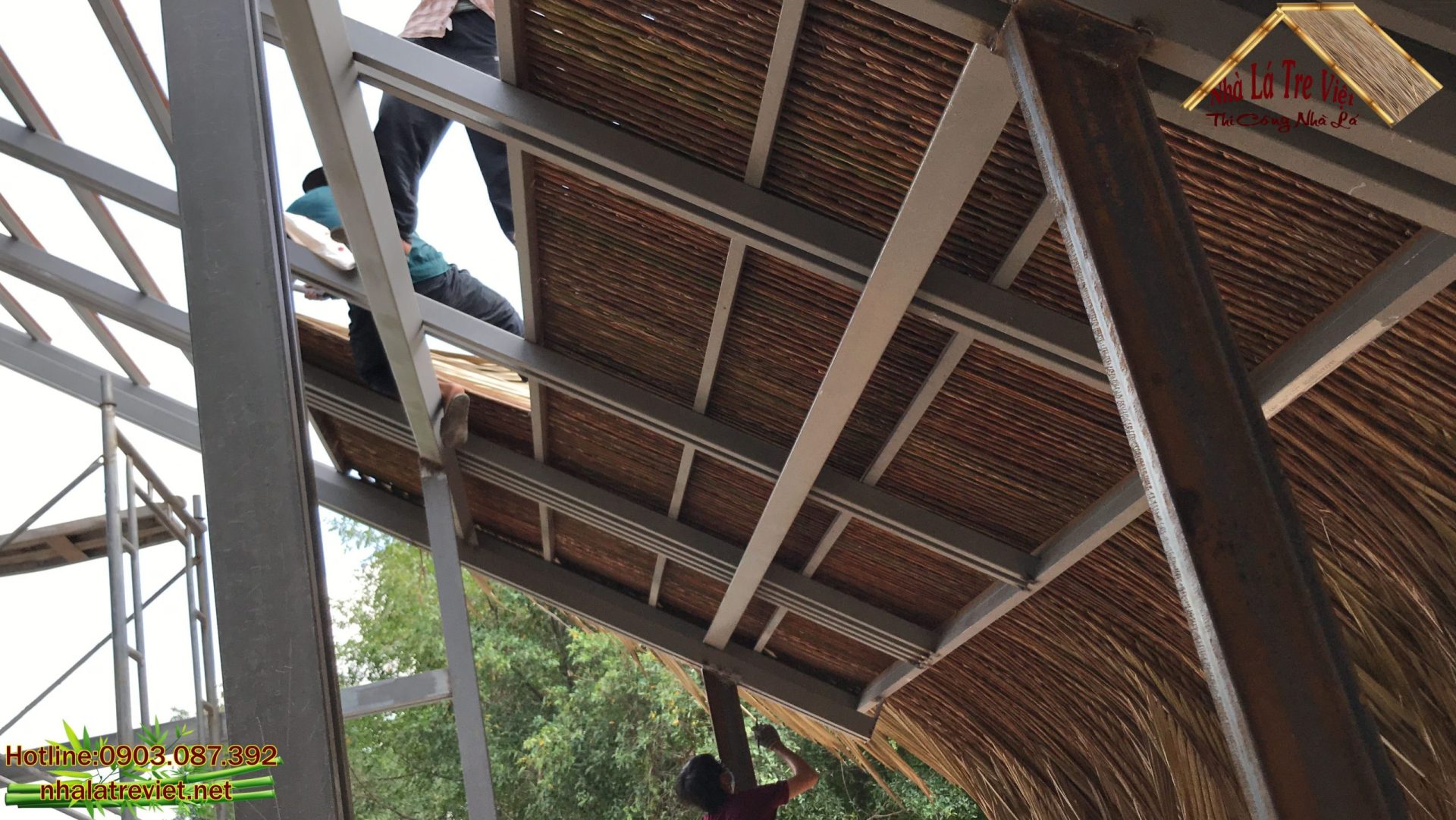 Thi công mái lá lợp khung sắt và những điều cần phải biết