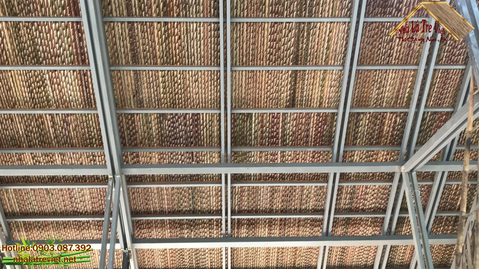 Thi công mái lá lợp khung sắt và những điều cần phải biết